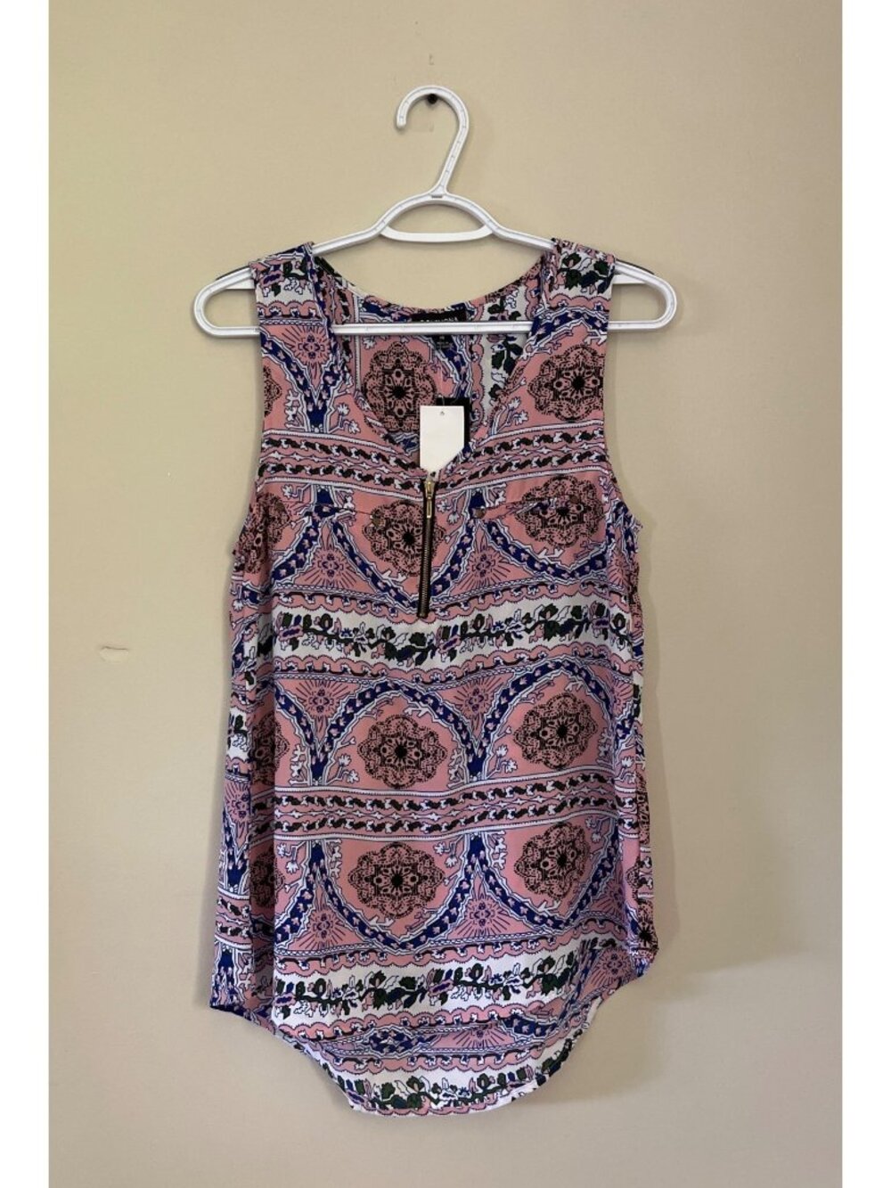 NWT Romimona Womens Medium Sleeveless Blouse Pink Blue Paisley Gold Zipper Detai